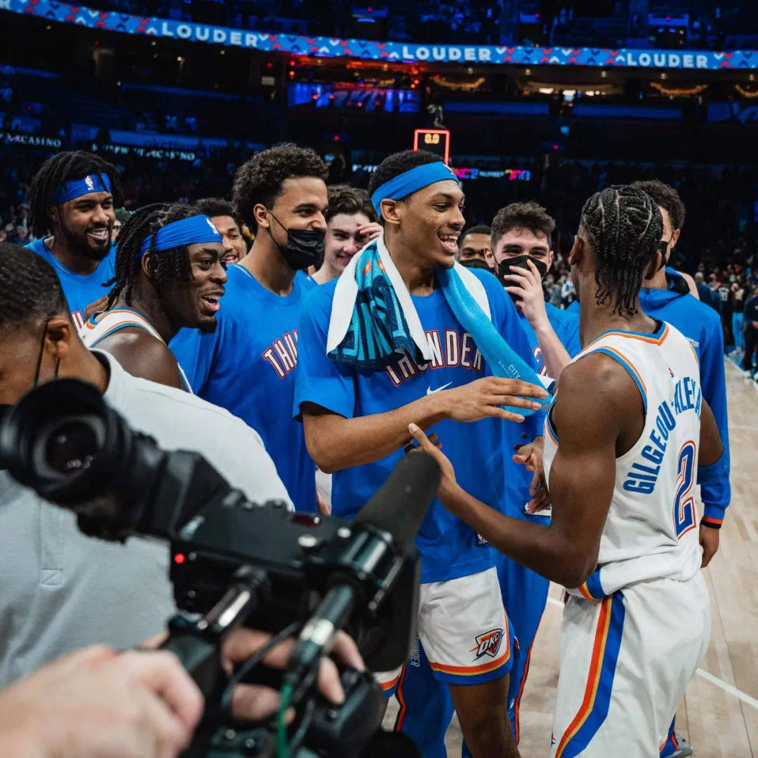 赛地聚焦——全明星赛加时末段热度飙升；俄克拉荷马雷霆绝杀压哨；引发热议；医务组通报恢复的简单介绍