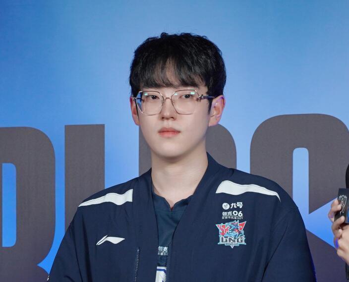 凯恩与30激战MAD分钟上海久事战术微调备战足总杯，媒体一致点评：Rookie在拜仁比赛中问鼎冠军的简单介绍